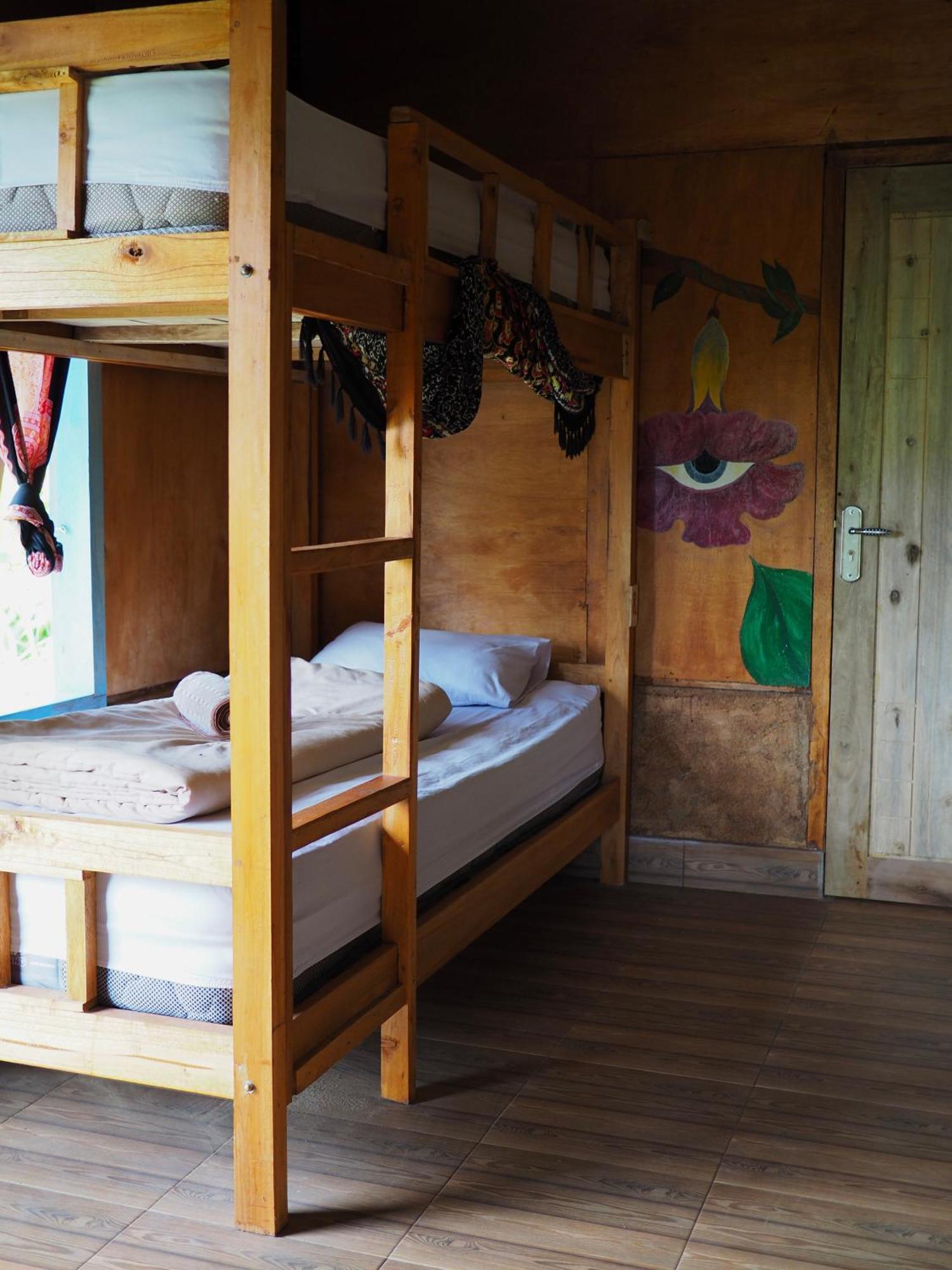 Tetebatu Hostel Rum bild
